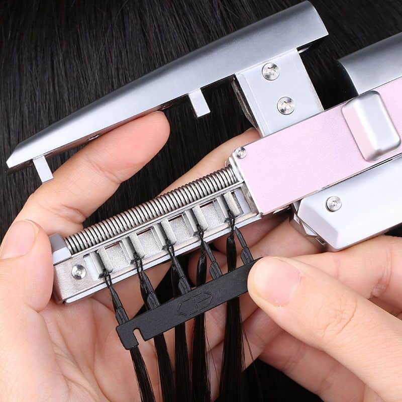 Extensions cheveux 6D, comment s'y retrouver ? 4 Extensions cheveux 6D deuxieme generation image de pose avec machine